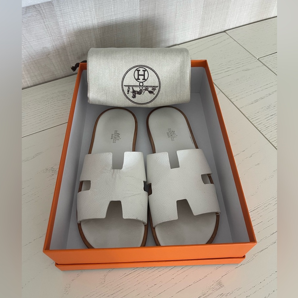 Sandal in calfskin with iconic "H" cut-out and raw-edged detail.
Made in Italy